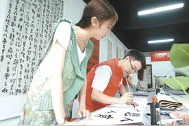 我们的节日·中秋｜打糍粑、做花灯、学书画……他们这样品味中秋传统文化图片