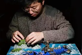 用吃剩的龙虾壳和骨头制作机甲战舰，这个B站UP主火了图片