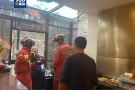 合肥一茶馆发现一条蛇图片