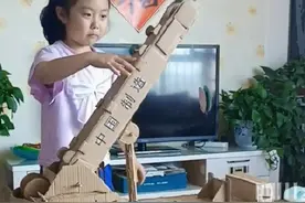爸爸用废纸板做出伸缩吊车模型图片