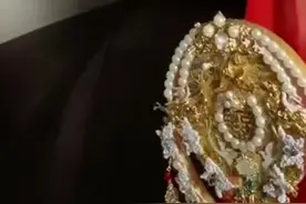 中秋节孙女远嫁800公里外 爷爷紧紧抓住孙女手哭成泪人图片