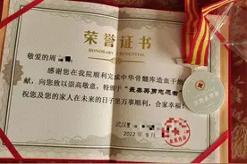 小伙请事假，公司知道原因后放了两周带薪假图片
