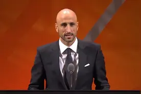 奈史密斯篮球名人堂演讲 吉诺比利调侃邓肯：你确定不发言吗？图片