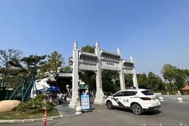 东湖落雁景区焕新亮相首迎节假日，早8点就有游客排队入场图片