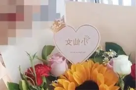 河南一教师晒节日礼物引争议：做老师的初衷不该是炫耀图片