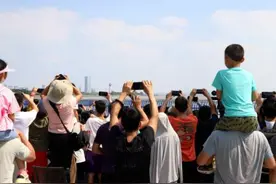 杭州多地现罕见一幕！很多人赶去围观，紧急提醒：这些地方别去图片