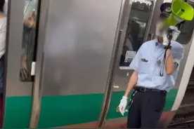 “前面车厢有色狼！”日本乘务员为缓解车厢拥挤出招，引发争议图片