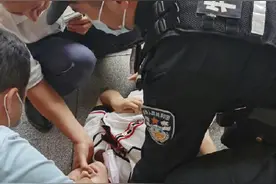 大一新生突发低血糖晕倒，特警接力抢救图片
