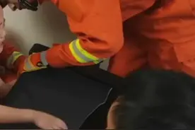 男童手被卡跑步机消防员唱《孤勇者》安抚，孩子含泪接唱图片