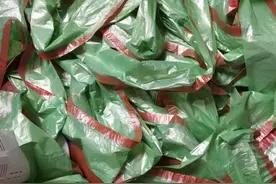网购垃圾袋100个一卷，无聊时一数只有56个？律师：涉嫌欺诈图片