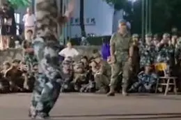 军训场上全是武林高手？这届学生舞剑、耍大刀样样行图片