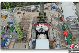 上海轨道交通崇明线迎来盾构机刀盘下井图片