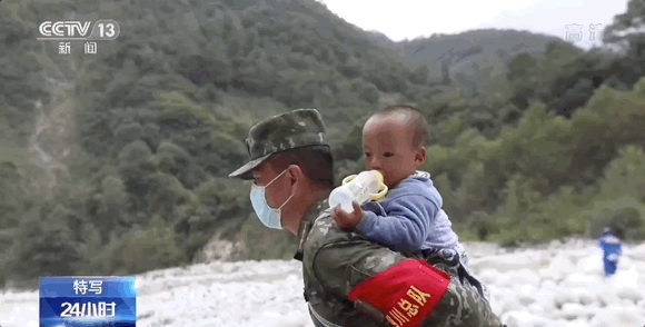 “淡定喝奶”宝宝与救人武警重聚！网友：被后续暖到了图片