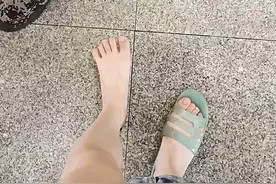 社死！女生穿拖鞋去食堂鞋被学弟不慎踢飞，网友：学姐的尊严被击碎图片