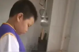 男孩称对作业过敏？网友：挂“皮痒科”治一治就好了图片