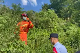 青岛：三名游客游玩被困网红山洞 消防利用绳降紧急救援图片