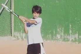 最年轻的网坛世界第一：19岁阿尔卡拉斯曾连胜“纳德”两巨头视频封面