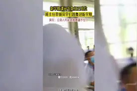 班主任带领全班同学起舞迎接新学期图片