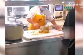 肉夹馍里全是肉！学校食堂阿姨卖的6元肉夹馍 肉多到夹不住图片