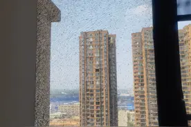 晨意帮忙丨家中玻璃接连开裂，业主每天楼下巡视提醒邻居，厂家规定“自爆不赔”？图片