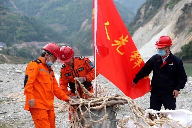 助力灾后重建 直升机46分钟完成30人5天物资转运任务