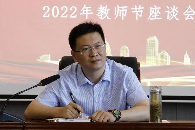 �ϲ���ͨѧԺ��չ��38����ʦ����ף�