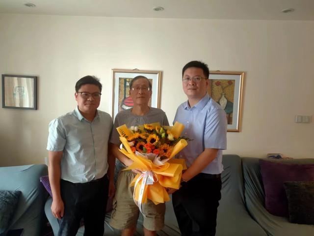 �ϲ���ͨѧԺ��չ��38����ʦ����ף�