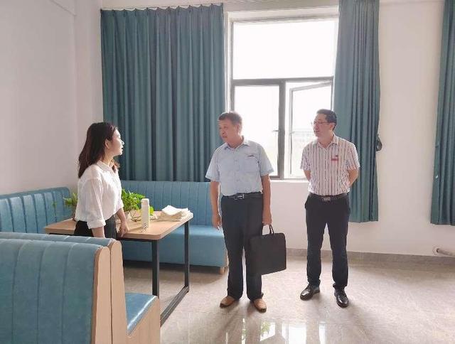 �ϲ���ͨѧԺ��չ��38����ʦ����ף�