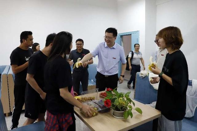 �ϲ���ͨѧԺ��չ��38����ʦ����ף�