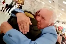 分离77年后 异国兄弟在机场激动相拥图片