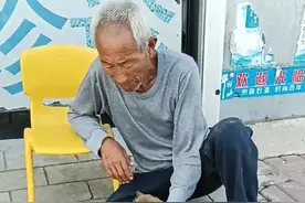 大爷坐地陪伴小狗输液：想让它放羊，生病后还是决定让其看家图片