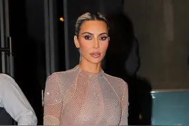 金·卡戴珊出席活动 着渔网透视裙丰乳丰臀超瞩目图片