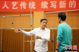 北京人艺新任院长冯远征亮相话剧《杜甫》排练场：这是一份责任大于职位的工作图片