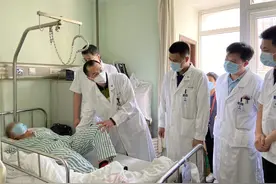 35岁“折叠人”重获新生！身体弯成90度，脊椎如同“拧麻花”，近5年无法抬头见天图片