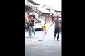抓蛇消防员：第一次遇到送蛇上门的图片