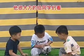 小男孩在幼儿园大方向同学展示假肢，母亲：会努力赚钱，鼓励孩子乐观向上图片