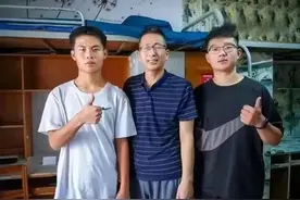 52岁大一新生鲁新林：说我浪费教育资源是误解，寝室同学都喊我哥图片