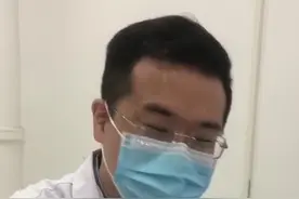 狠起来连自己都伤！男子情绪激动，砍断右手两根手指图片