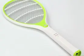 电蚊拍有几千伏，摸一下它会电伤人吗？图片