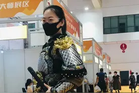打卡文博会现场：女生披铠甲，感觉有点沉图片