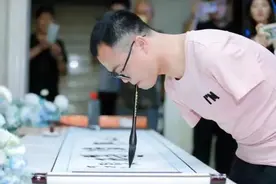 无臂小伙练就“一口”好字！直播书法获超1200万点赞图片