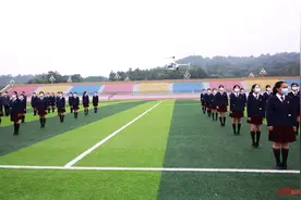 “帅飞了”！这所学校直播开学“云典礼”：学生驾直升机降落体育场作代表发言图片