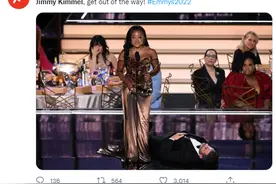 艾美奖上假装喝醉为非裔编剧颁奖引争议，美著名主持人吉米·坎摩尔道歉图片