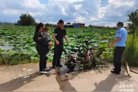 “救命啊~”曲靖一对母子摔进荷塘，母亲手托幼子，水已没过脖子……图片