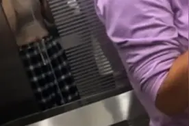 女生穿露脐装被陌生人质疑，到底是谁“不得体”？图片