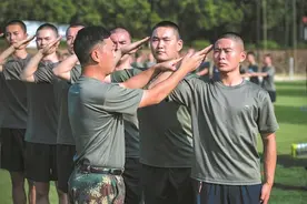 两千余名“准新兵”役前训练体魄 本月中下旬将分批奔赴军营图片