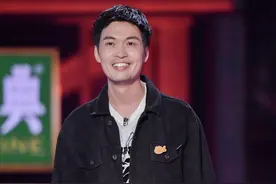 脱口秀“老人”梁海源：坐在角落，转身舞台图片