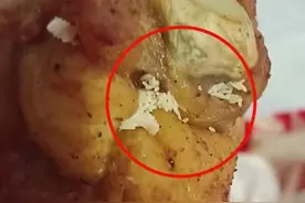 女子称华莱士烤翅上吃出大米状异物，商家：是骨髓沫子，可以食用图片