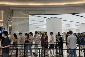 探店苹果新机取货排长队，试用顾客关心“灵动岛”到底“灵不灵”图片