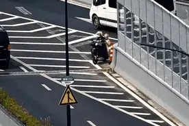 太危险！只因一个操作，他们“误闯”高架，被交警拦截……图片
